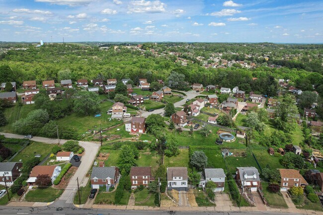 Building Photo - Charming 2 bedroom home in Versailles available August 1!