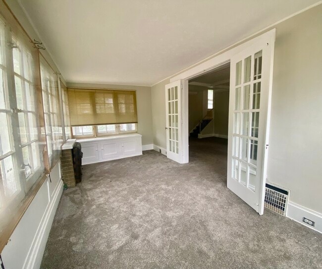 Building Photo - 825 Elmore Ave