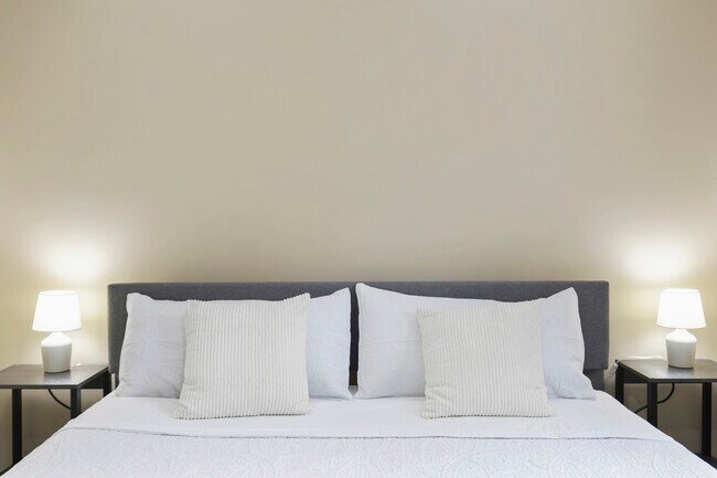 Building Photo - 1356 Larchmont Dr