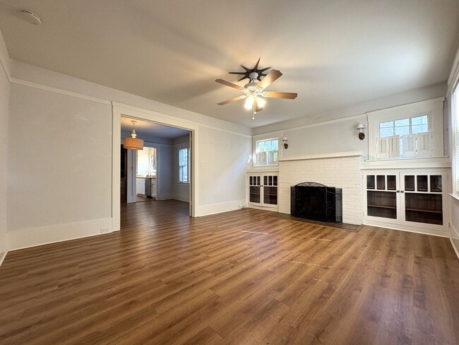 Building Photo - Charming 2-Bedroom Home with Spacious Back...