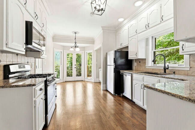 Building Photo - Charming 3BR Townhome with Elevator in the Heart of Fayetteville