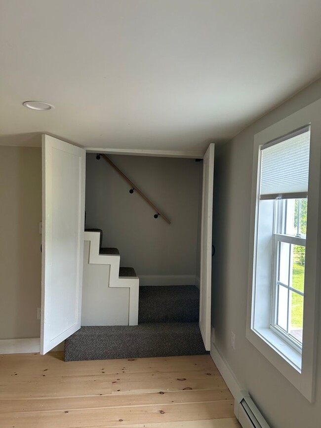 Building Photo - Beautiful renovated 5 bedroom 2.5 bath sin...