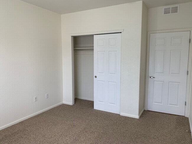 Building Photo - 2803 Kansas Dr
