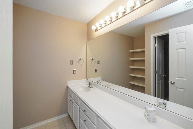 Building Photo - 8406 Oak Villa Ct