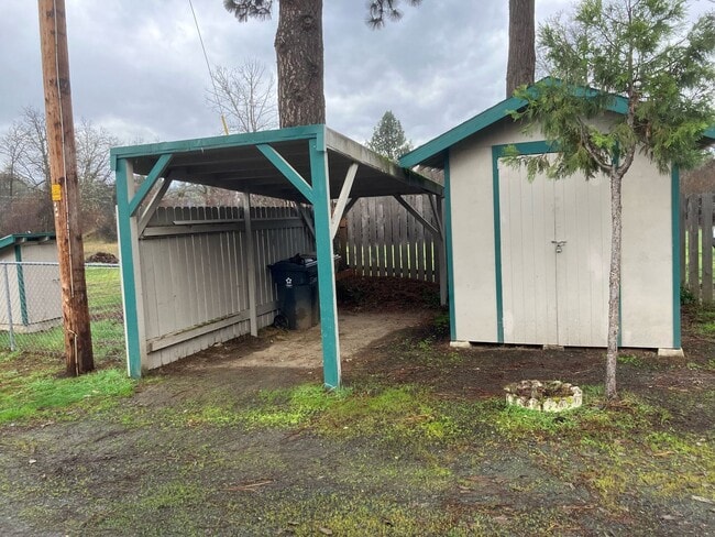 Building Photo - Welcome to this cozy spot 2 bed, 1 bath, remodeled kitchen, washer/dryer hookup, large yard, carp...