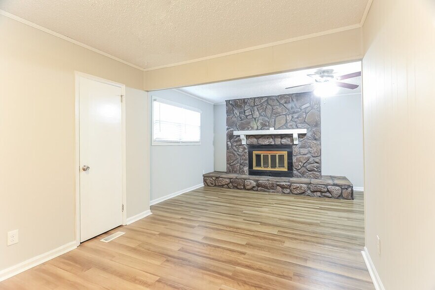 Building Photo - 817 Hillview Dr