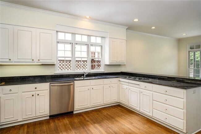 Building Photo - 1034 St James Crossing