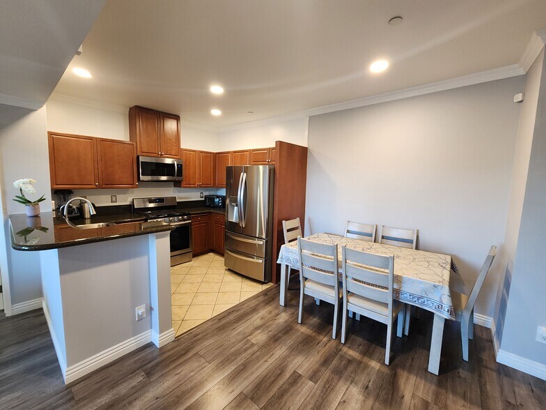 Building Photo - 13941 Sherman Way