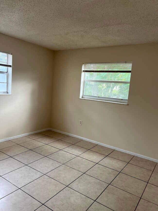 Building Photo - 411 Executive Center Dr