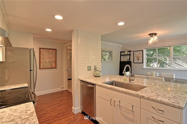 Building Photo - Fremont – Updated 2 Bedroom / 1 Bath Condo...