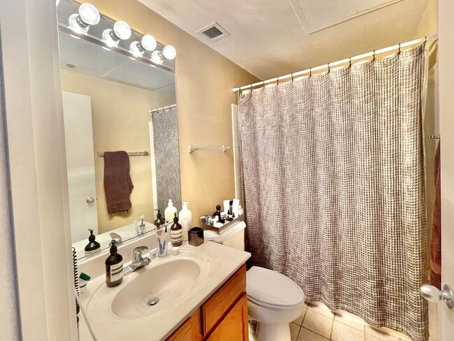 Building Photo - Beautiful 2BD/2BTH CONDO IN THE LOOP!