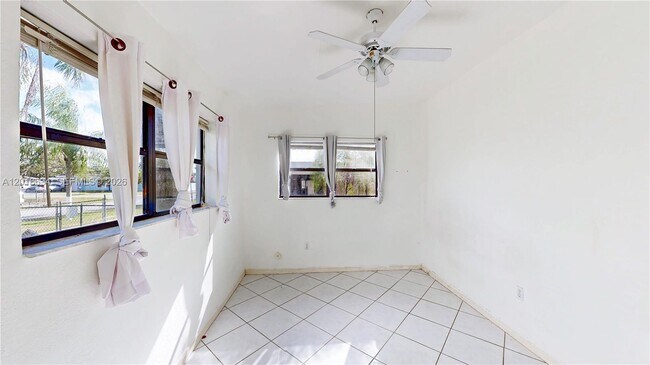 Building Photo - 1610 NW 9th Ct