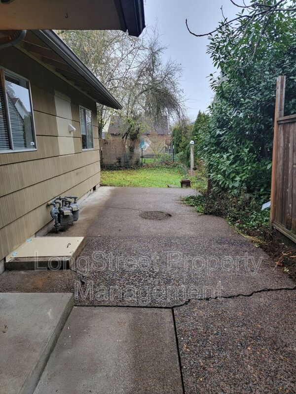 Building Photo - 1353 NW Tyler Ave