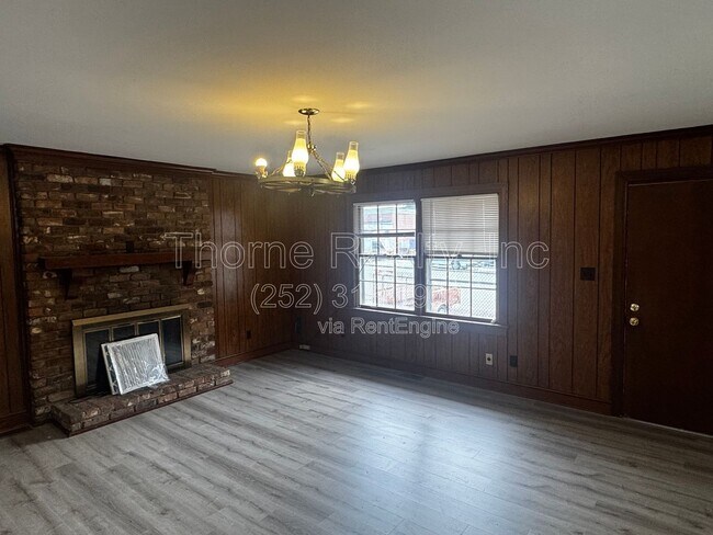 Building Photo - 3920 Sunset Ave