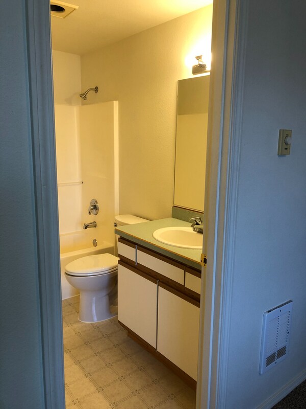 Building Photo - 550 NE Negus Loop