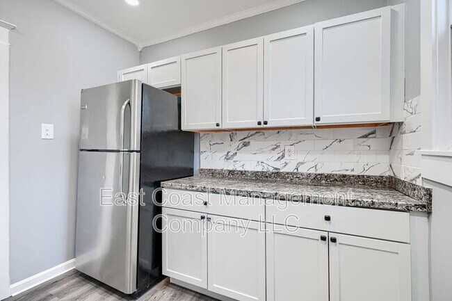 Building Photo - 3028 Kenyon Ave