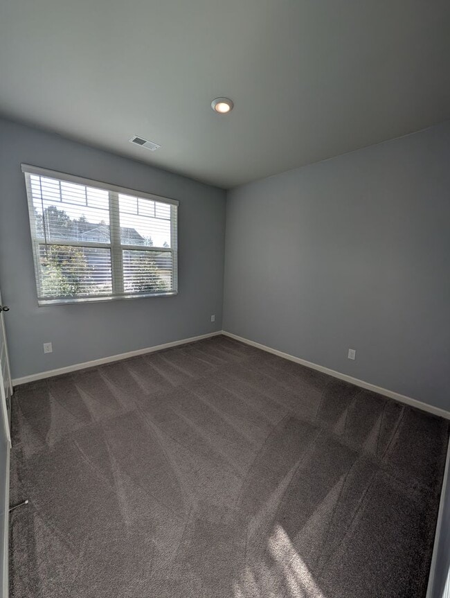 Building Photo - 445 Saffron Ct