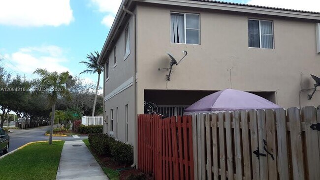 Building Photo - 16620 NW 72nd Ct