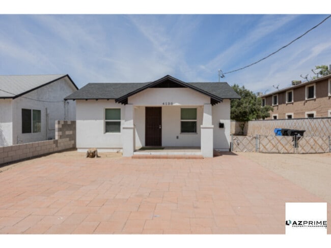 Building Photo - Stylish 3/2 Phoenix Duplex!