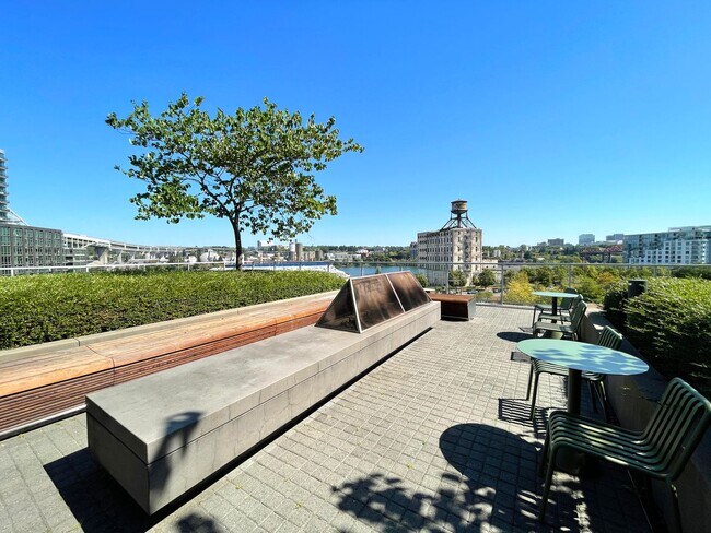 Building Photo - Spacious Vista Pearl Condo with Bonus Den, Stunning Views and Fabulous Amenities