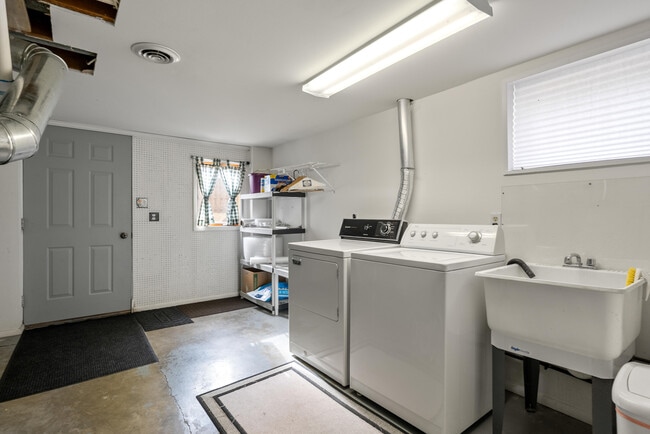 Building Photo - 438 Sylvan Dr