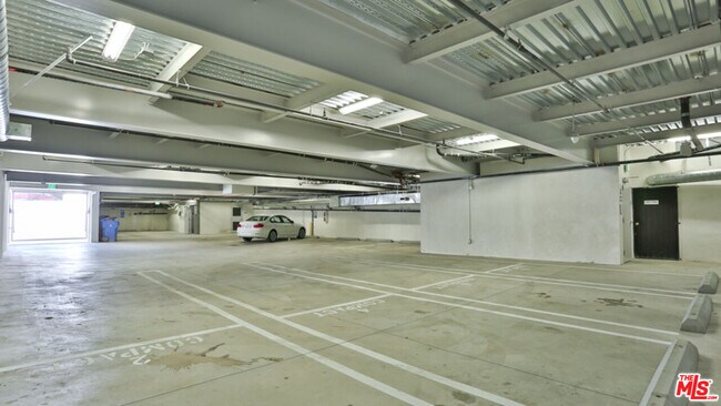 Building Photo - 1424 S Bentley Ave