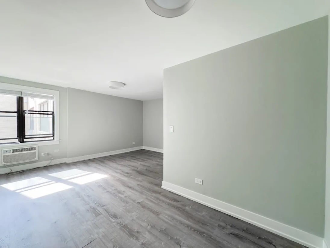 Building Photo - 454 W Barry Ave
