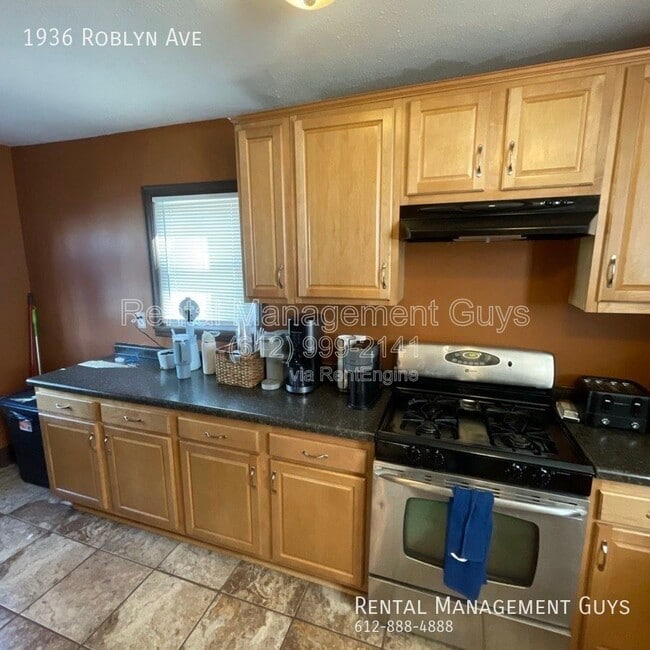 Building Photo - 1936 Roblyn Ave