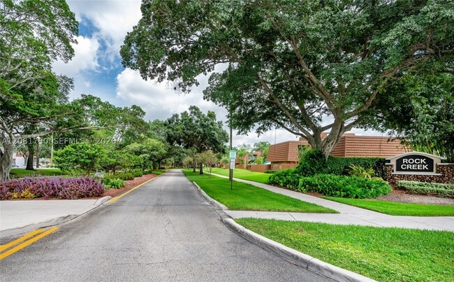 Building Photo - 2536 Camelot Ct