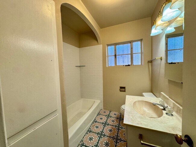 Building Photo - North Campus Gem!