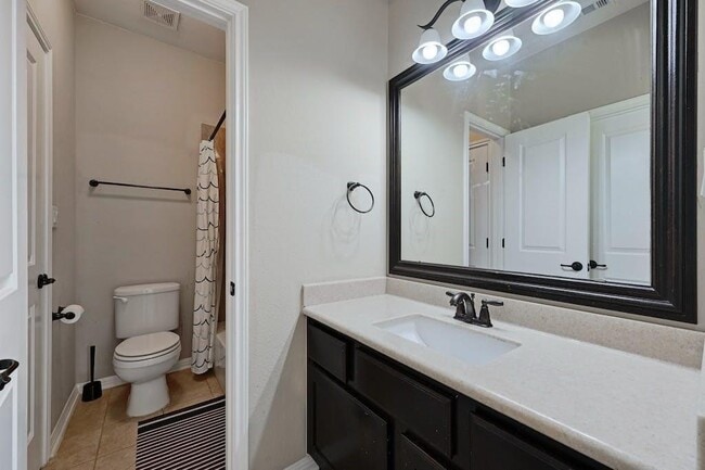 Building Photo - 779 Wild Rose Dr