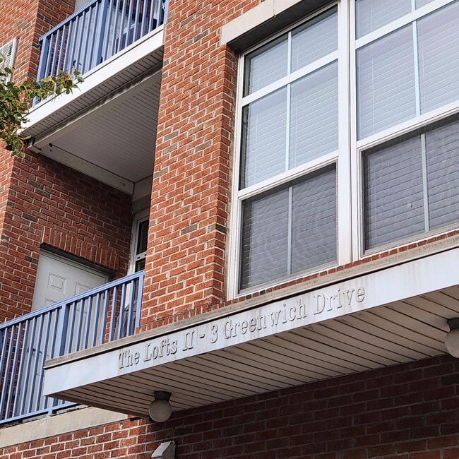 Building Photo - 3 Greenwich Dr