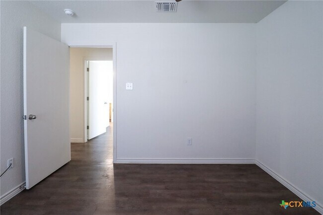 Building Photo - 909 Lasso Dr