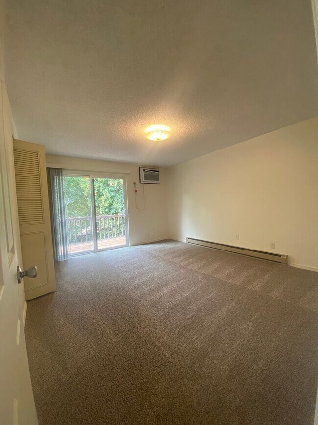Building Photo - South Hill Triplex-Nestled away in private...