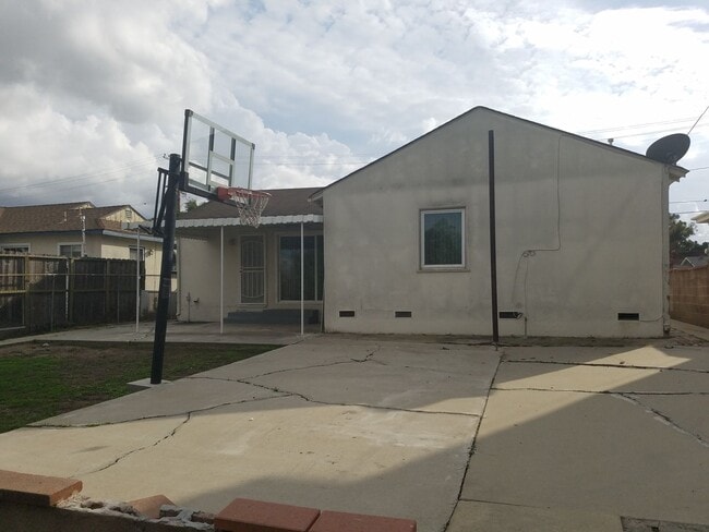 Building Photo - Large North Torrance House. Torrance Schools, Huge yard, 2 car garage hookups **OPEN HOUSE EVERY ...