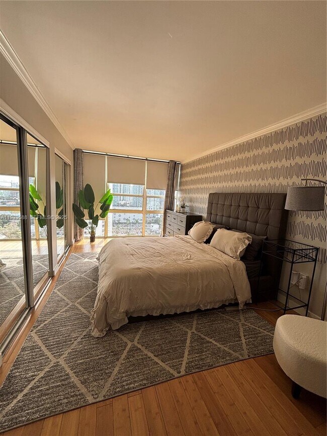 Building Photo - 600 NE 36th St