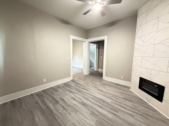 Building Photo - Huge 4 Bed and 2.5 Bath Home!