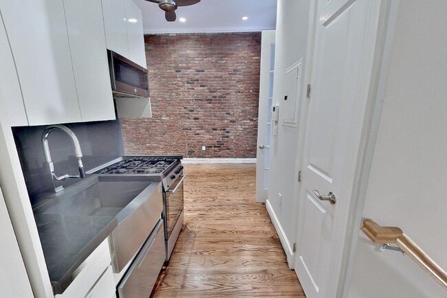 Building Photo - 47 1/2 E 1st St