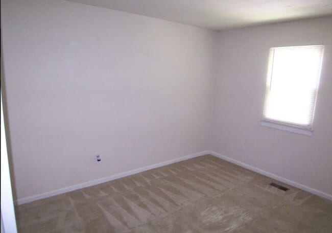 Building Photo - Three Bedroom to Call Home Sweet Home!