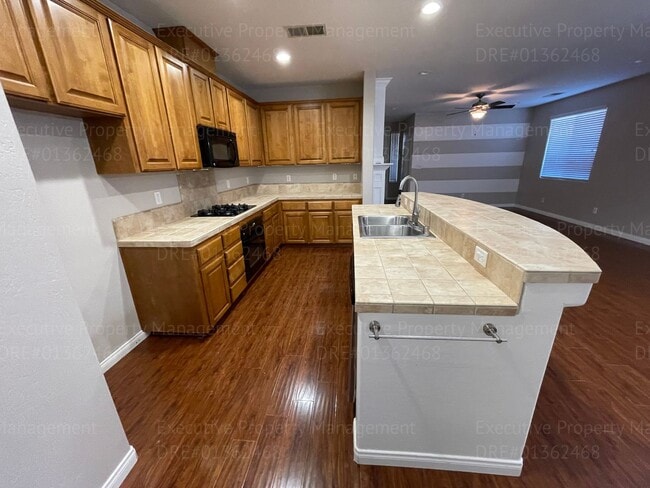 Building Photo - 4 bedrooms/ 2 bathrooms, with a patio.
