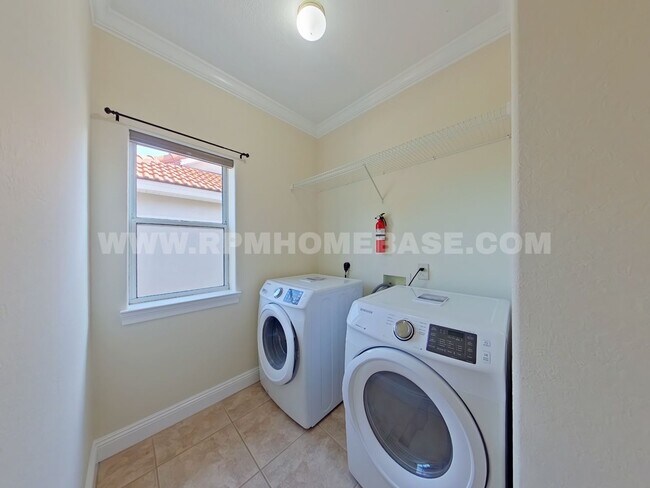 Building Photo - Elegant 2-Bedroom Home with Bonus Flexible...