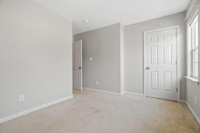 Building Photo - 2BR/2.5BA Townhome in The Gables