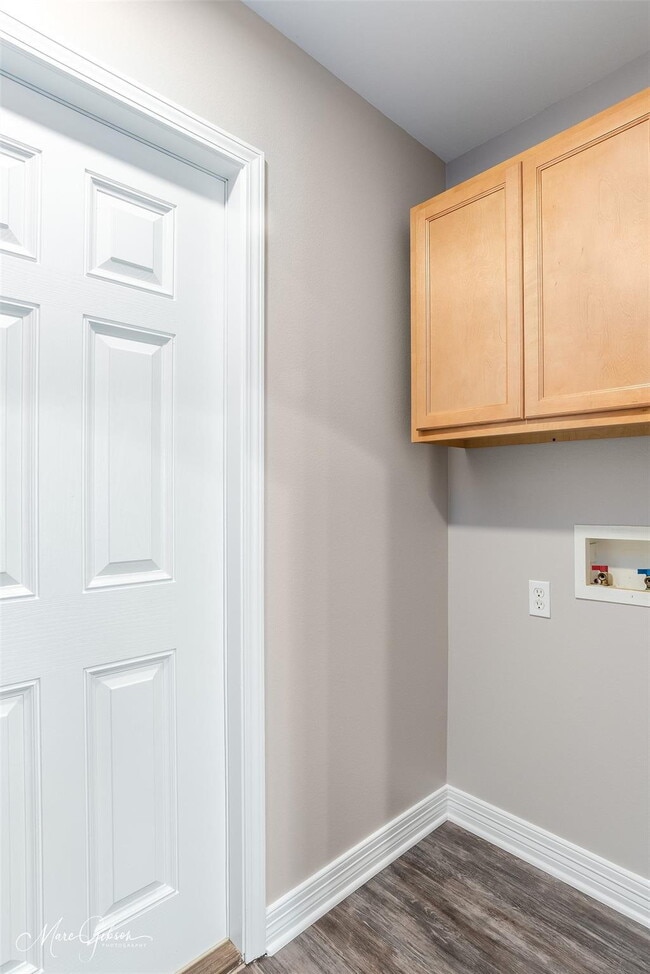 Building Photo - "Charming 3-Bedroom Retreat with 2 Full Ba...