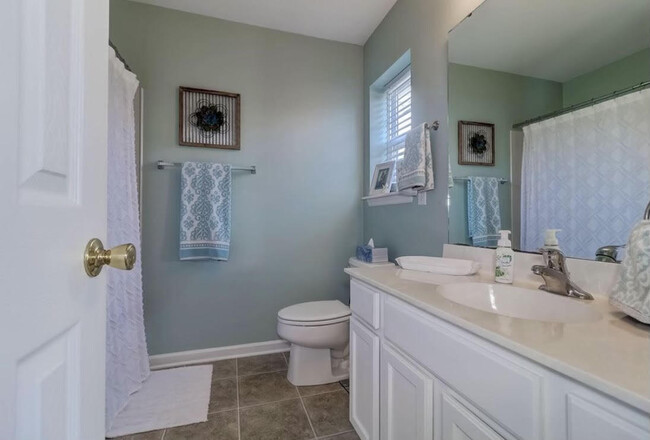 2nd Full Bathroom - 539 Tayrn Dr