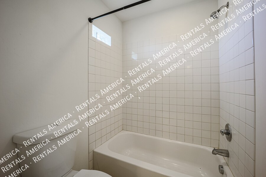 Building Photo - 614 N 74th St