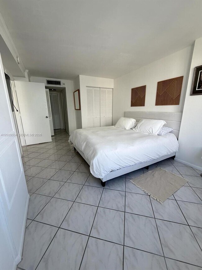 Building Photo - 6039 Collins Ave