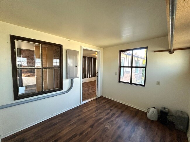 Building Photo - Unique 5 Bedroom Home