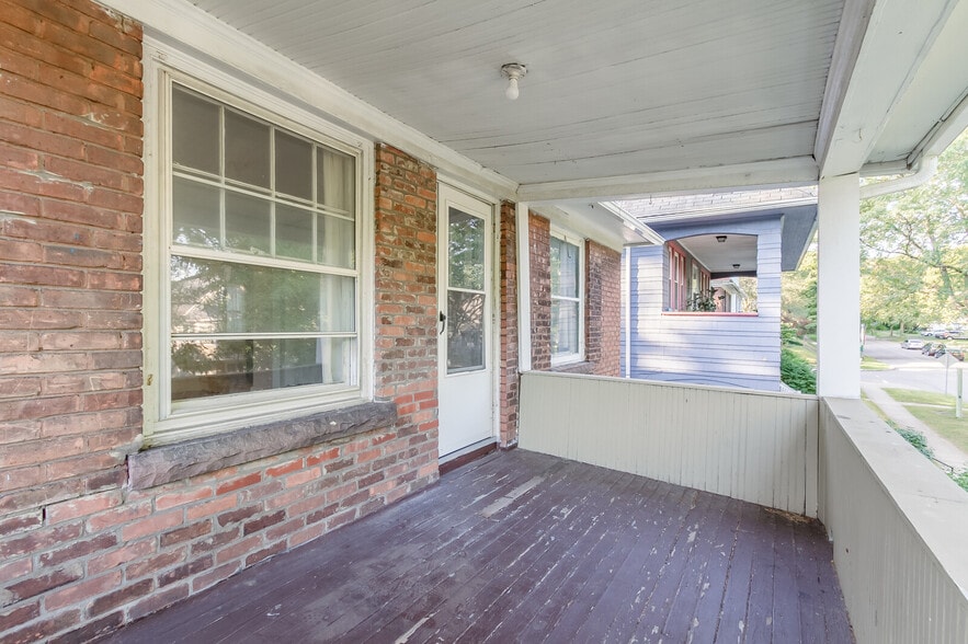 Balcony - 290 Field Street