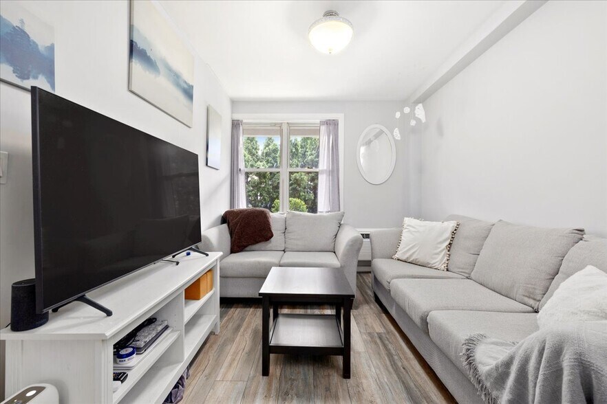 Building Photo - 700 Summer St