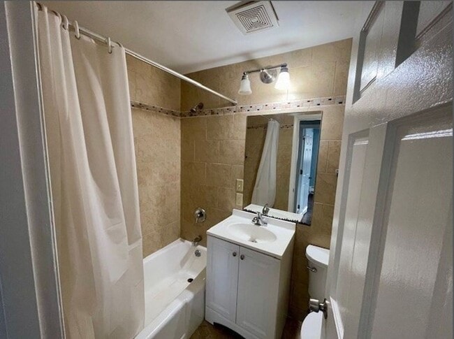 Building Photo - Fresh 1 Bedroom Corner Condo with 2 Off Street Parking Spaces